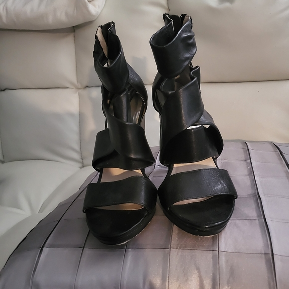 MICHAEL by Michael Kors 8.5 black leather heels criss cross design. 5 inch heel. - Picture 3 of 3